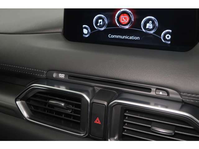 【エアコン/シートヒーター】オート式エアコンは操作性もバッチリ！運転席助手席にはシートヒーターが、座面と背もたれをすばやく温め、寒い時期にも快適な運転環境を提供します。