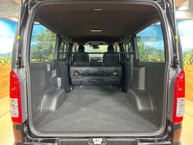普段のお買い物や通勤、送迎等に十分な荷室スペースを確保しております。セカンドシートを倒すと、大きな荷物の積載も可能です♪