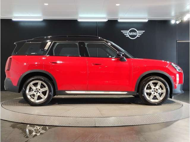 ☆MINIの車の始まりは大人四人がギリギリ乗れるコンパクトな車です！！今となっては3ナンバーですが、もともとは5ナンバーの車でした！！