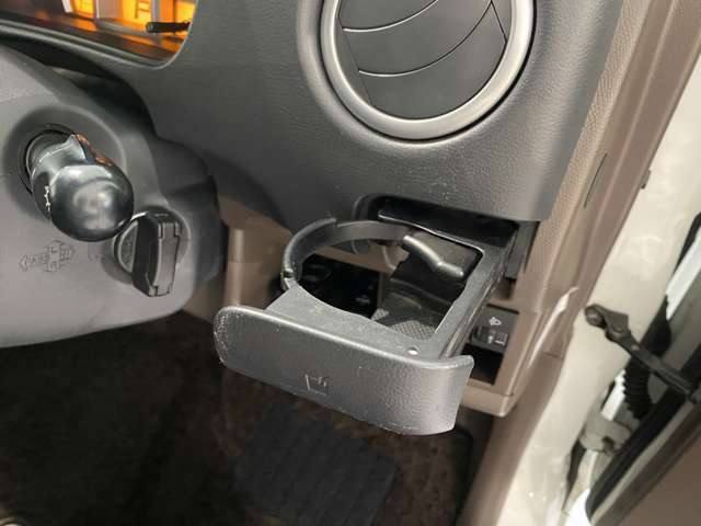 運転席にはドリンクホルダー付き♪