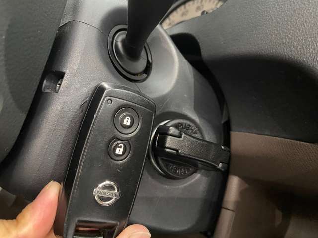 スマートキーなので鍵の開け閉め、エンジン始動は鍵をささなくてOK♪こちらをポケットに入れておくだけです♪