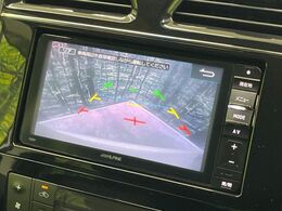 【バックカメラ】駐車時に後方がリアルタイム映像で確認できます。大型商業施設や立体駐車場での駐車時や、夜間のバック時に大活躍！運転スキルに関わらず、今や必須となった装備のひとつです！