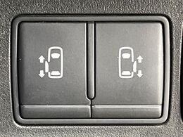 【両側パワースライドドア】スマートキーや運転席のスイッチで後席両側スライドドアの開閉が可能♪電動だから力を入れてドアを開ける必要が無く、小さなお子様でも簡単に開け閉めでき快適です♪