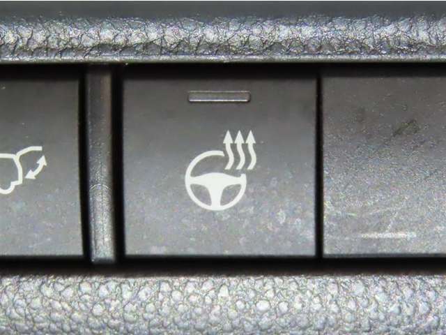 ステアリングヒーターを装備しております。