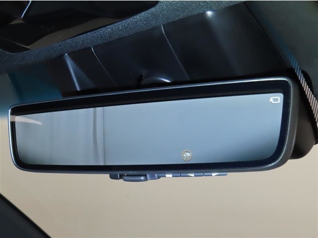 ドライブレコーダー内蔵デジタルインナーミラーを装備しております。記憶媒体はお客様手配となります。