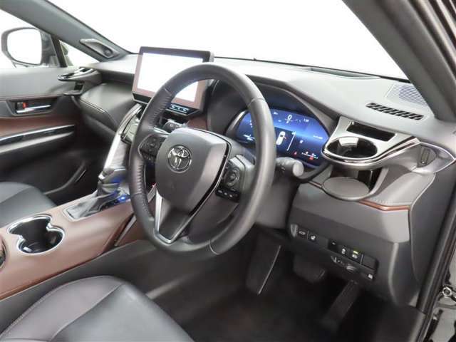 高級感のある美しいインテリアデザインの運転席です。