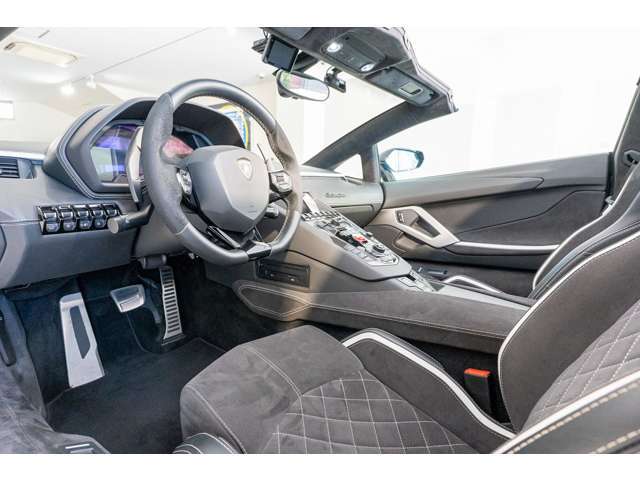 内装もブラックを基調としております！ハンドルはアルカンターラコンビステアリングとなっております！運転もしやすく見た目もカッコイイです！
