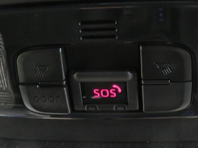 SOSボタンです。自動車の運転中、事故や急病時などの緊急事態が発生したときに、ヘルプネットを通じて外部に救助を手配するためのボタンです。