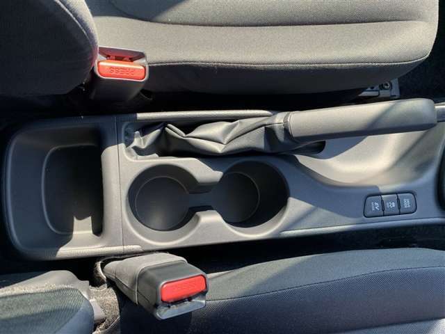 運転席と助手席の間のドリンクホルダーです2個付きです