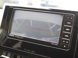 リアカメラが装備されており、後方の安全確認はもちろんのこと狭い場所での駐車や雨の日・夜間など視界の悪いコンディションでのストレスの軽減にもなります！