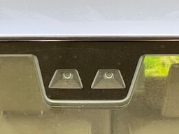 【スマートアシスト】走行中に前方の車両等を認識し、衝突しそうな時は警報とブレーキで衝突回避と被害軽減をアシスト。より安全にドライブをお楽しみいただけます。