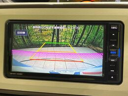 【バックカメラ】駐車時に後方がリアルタイム映像で確認できます。大型商業施設や立体駐車場での駐車時や、夜間のバック時に大活躍！運転スキルに関わらず、今や必須となった装備のひとつです！