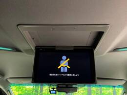 【フリップダウンモニター】大画面モニターで後席でもエンタメをお楽しみいただけます。小さなお子様にも大人気の装備です♪