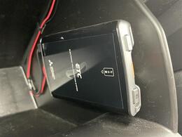 【ETC】有料道路を利用する際に料金所で停止することなく通過できる、ETC車載器（ノンストップ自動料金収受システム機器）が装備されています。セットアップを行うことで利用可能になります。