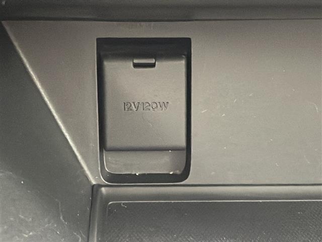 【アクセサリーソケット（電源ソケット）】電源からケーブルをつなげば、スマートフォンなどの電子機器の充電などを行うことができます！ゲーム機器や、カメラの充電にも便利ですね。