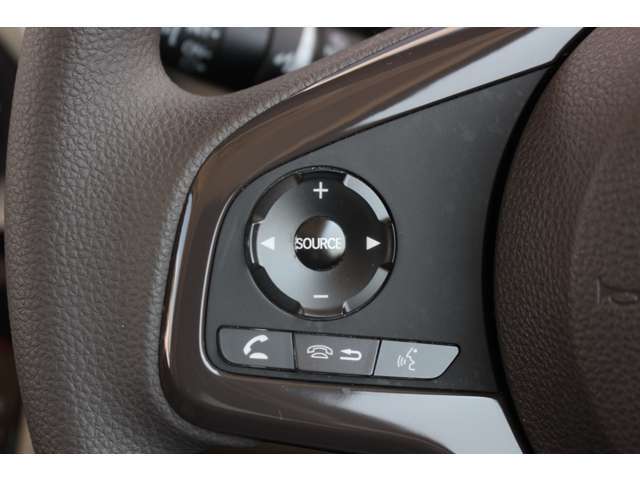 ハンドル左部分でオーディオ操作が可能。そのため、運転中でも目線をずらさずに安全運転♪スマートフォンを接続してハンズフリー通話も可能です。