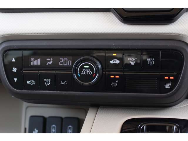 フルオートエアコンを装備。車内の温度設定だけでなく空気清浄や脱臭などの効果を発揮して車内は快適空間♪