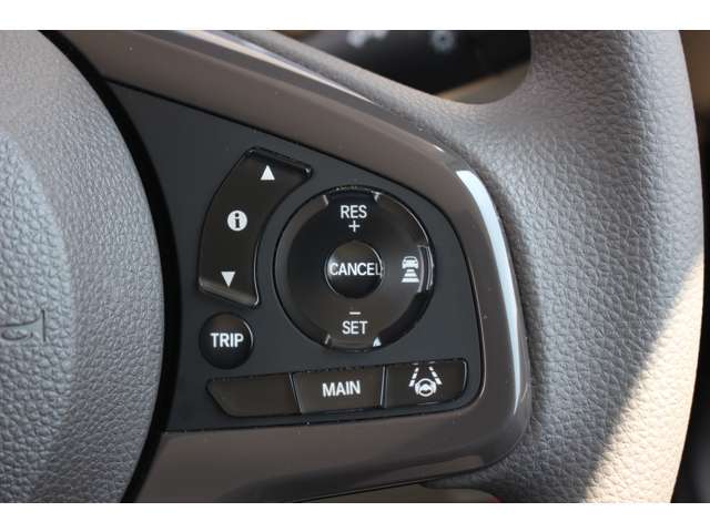 安全運転支援システムHonda SENSINGを搭載。衝突軽減ブレーキや、誤発進抑制機能、アダプティブクルーズコントロール、車線維持など複数の先進技術で安心・快適なドライブをサポートします。