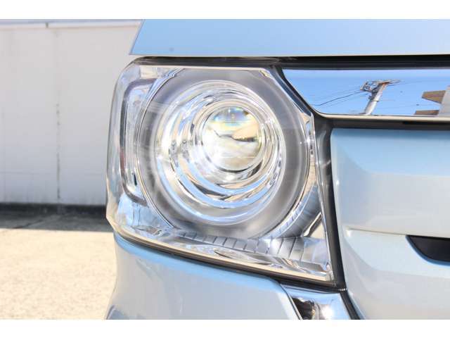 LEDヘッドライトで夜間の視認性も高く、シャープな輝き、先進の安心感。安全とスタイルの調和を生み出します。