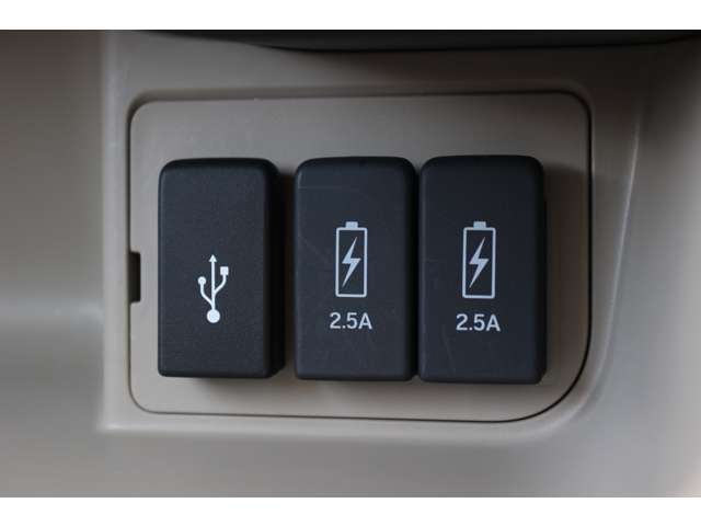 2.5AのUSB（充電）が付いており、車内でもしっかりとスマートフォン等の機器へ充電可能です♪