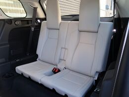 オプションの3列目シートが装備されております。普段はラゲッジスペースの下に格納されており、使われる際は展開し2人用のシートとして使用できます。