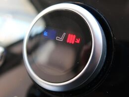 運手席・助手席ともに、三段階で強弱の調節が可能なシートヒーター機能を装備！冬場には欠かすことのできないポイントの高い装備ではないでしょうか♪快適なドライブをお楽しみください。