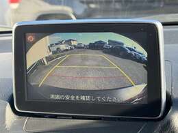 【バックカメラ】駐車時に後方がリアルタイム映像で確認できます。大型商業施設や立体駐車場での駐車時や、夜間のバック時に大活躍！運転スキルに関わらず、今や必須となった装備のひとつです！