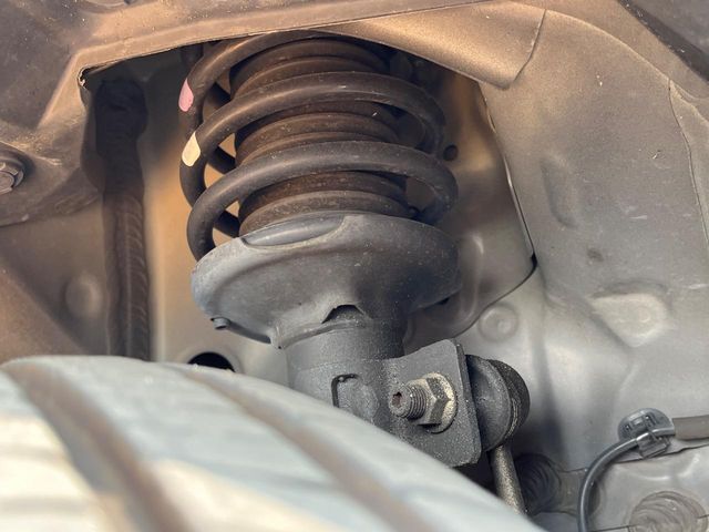 お車を安心してお乗りいただく為には、足回りの定期点検が欠かせません。サービスサポート（有償保証）では無料点検もご提供しており、安心のカーライフをお過ごしいただけるサポート体制が整っています。