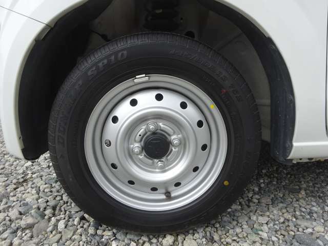 タイヤはダンロップタイヤで残溝は半分以上残っています。14993km時の法定1年点検記録簿にブレーキパッド8mmの記載が残っています。