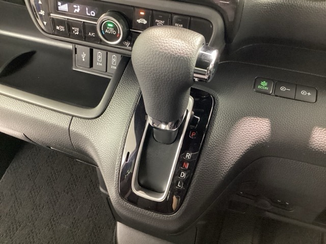 インパネシフトを採用しているので、前席の足元も広々としています。運転席と助手席の行き来もスムーズです！