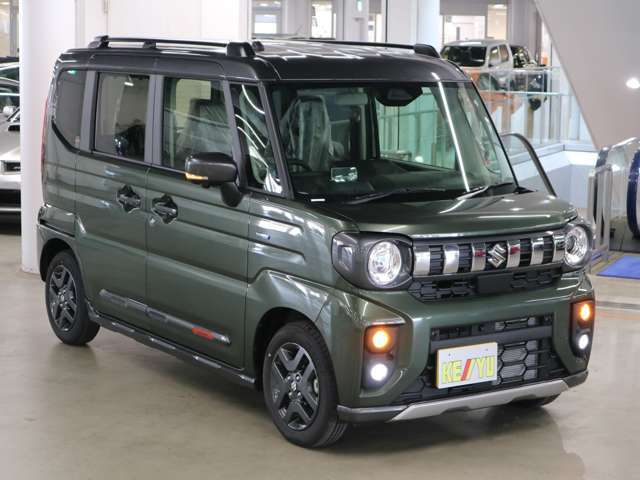 雨が降ってもゆったりと車選びができる全天候型立体展示場！エスカレーター完備！