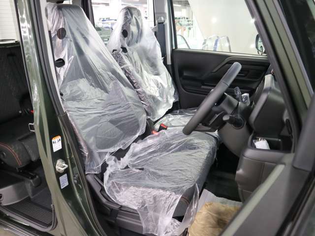 当社販売担当者、仕入担当者、リフトに持ち上げ車検検査員による下廻りチェックをクリアした高品質車を展示しております。