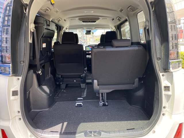 後部座席を倒すと、より広々としたスペースになります！大きなお買い物や急な荷物運びまでしっかり対応できます！国内旅行などにも活躍しそうですね◎