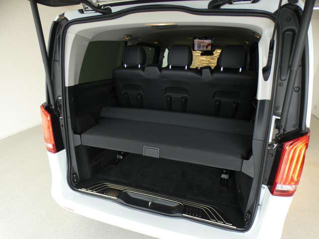 自動開閉テールゲート　電動格納ミラー　本革巻マルチファンクションステアリング　木目調パネル　DOHC直列4気筒ディーゼルターボ