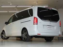 取説・記録簿付　事故歴ありません　Vクラス特有の使用感はとても少なく便利な7人乗り＆後席フルフラットシート＆余裕のロングボディ！！　高級感漂うブラックレザーインテリアに