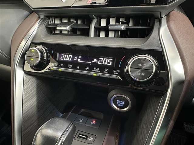 左右独立温度設定が可能なオートエアコンを装備