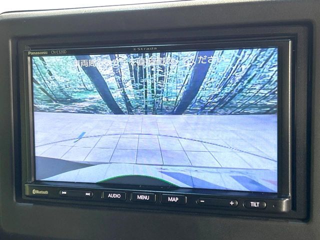 【バックカメラ】駐車時に後方がリアルタイム映像で確認できます。大型商業施設や立体駐車場での駐車時や、夜間のバック時に大活躍！運転スキルに関わらず、今や必須となった装備のひとつです！
