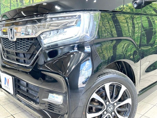 【LEDヘッドライト】悪天候や夜間走行時も良好な視界を確保し安心して運転できる高輝度LEDヘッドライトを装備！点灯速度が早く、消費電力も抑えられています。