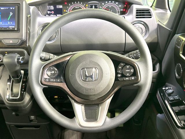 【ステアリングスイッチ】運転中、前方から目線をそらすことなく、オーディオ等の操作が可能な便利機能！安心＆快適なドライブを演出してくれます♪