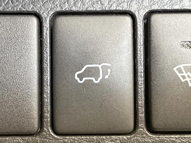 【パワーバックドア】スマートキーや運転席のボタンを押すだけでリアゲートが自動で開閉します！荷物を持っている時や、高い位置にあるバックドアを閉める際に便利な機能です♪
