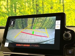 【バックカメラ】駐車時に後方がリアルタイム映像で確認できます。大型商業施設や立体駐車場での駐車時や、夜間のバック時に大活躍！運転スキルに関わらず、今や必須となった装備のひとつです！