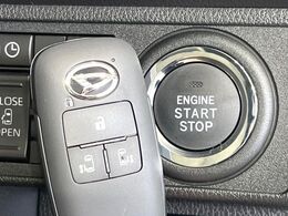 【キーフリーシステム】カバンやポケットに入れたままでもドアの施錠・解錠が可能なスマートキーを装備。エンジンのオン・オフ時もカギを取り出す必要が無いからとっても便利です♪