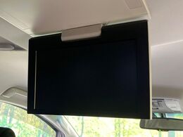 【後席モニター】家族や友人とお出かけする機会が多い方に大人気の後席モニターを装備！見やすい位置に画面がありテレビやDVDの視聴も快適！友達もお子様も、後席にしか乗らなくなるかも？？