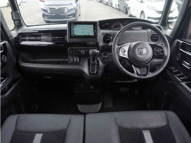 視界広々で非常に運転しやすくロングドライブでも疲れを感じさせないすっきりとまとまったインパネ周りです。