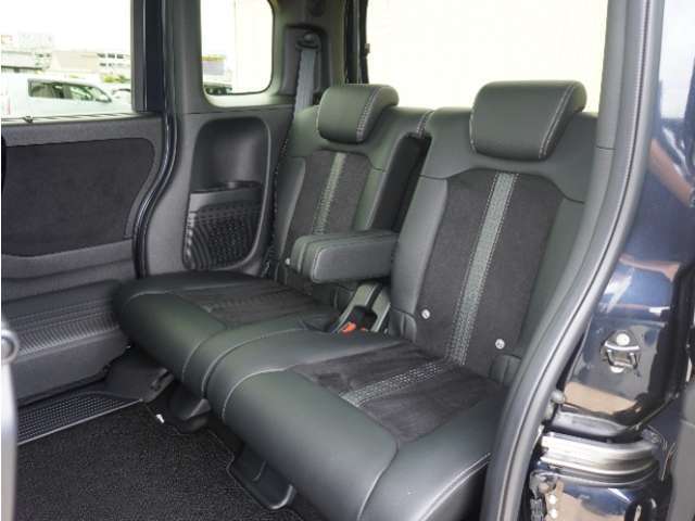 家族やご友人とBBQに行くとき、楽しさは道中の車内から始まっています！シートに座って、みんなで和気あいあい盛り上がりましょう！