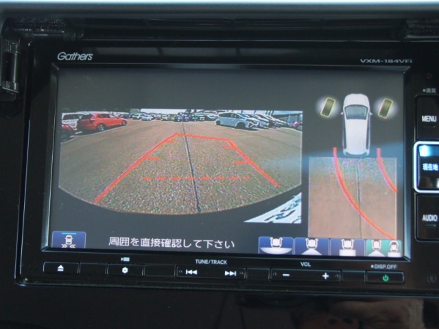 バックカメラ：後方確認がラクに出来るので駐車場も安心