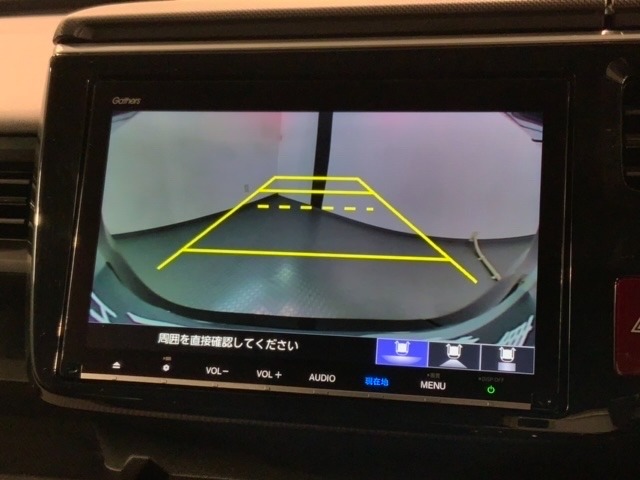 リバースギアに入れるだけで後方の表示へ切り替わります。夜間や雨の日の駐車も楽になりますよ。