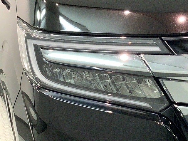 LEDヘッドライトは、点灯の瞬間から最大光量を発揮し、突然暗くなるトンネルなどでの安定感を高めます。