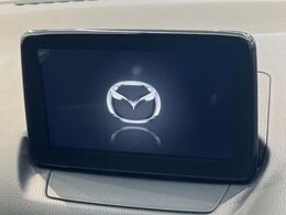 【マツダコネクトナビ】車内の雰囲気にマッチした一体型タイプのナビ。各種車輌設定やBluetooth再生等、様々な機能が楽しめます。直感的なダイヤル操作が可能で、使い勝手も良好です。