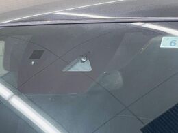 【i-ACTIVESENSE】走行中に前方の車両等を認識し、衝突しそうな時は警報とブレーキで衝突回避と被害軽減をアシスト。より安全にドライブをお楽しみいただけます。